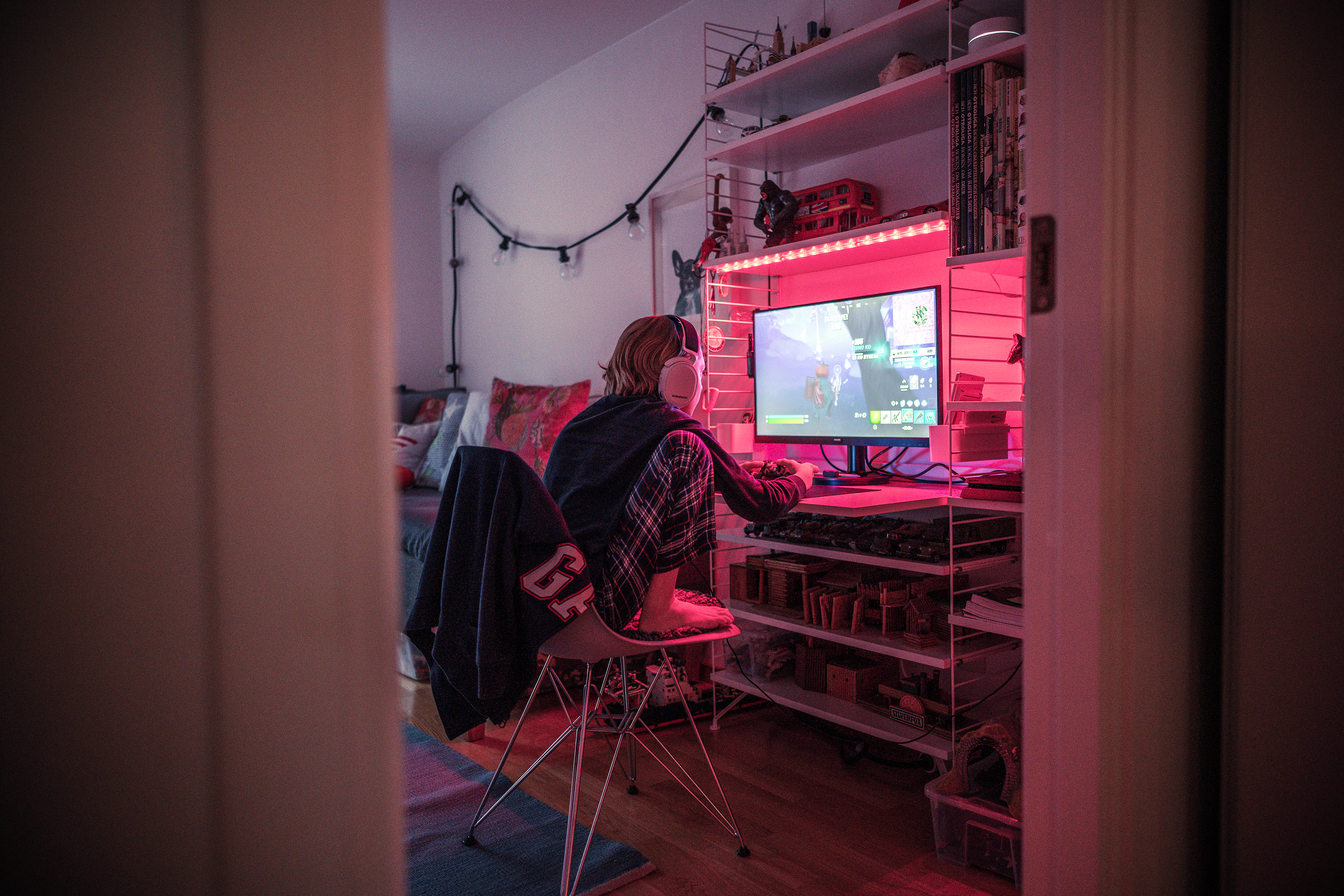 Bild på pojke som spelar dator