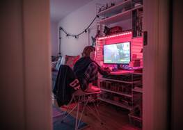 Bild på pojke som spelar dator