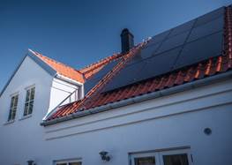 Hustak med solceller