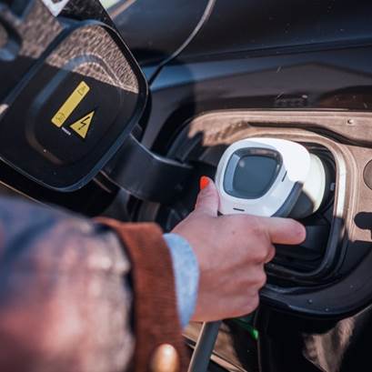 Person som laddar elbil