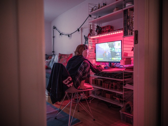 Kille som spelar datorspel