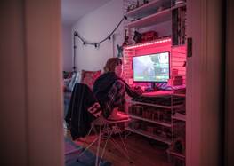 Kille som spelar datorspel