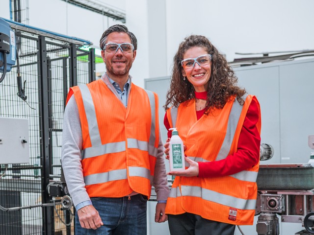 Man och kvinna demonstrerar produkt