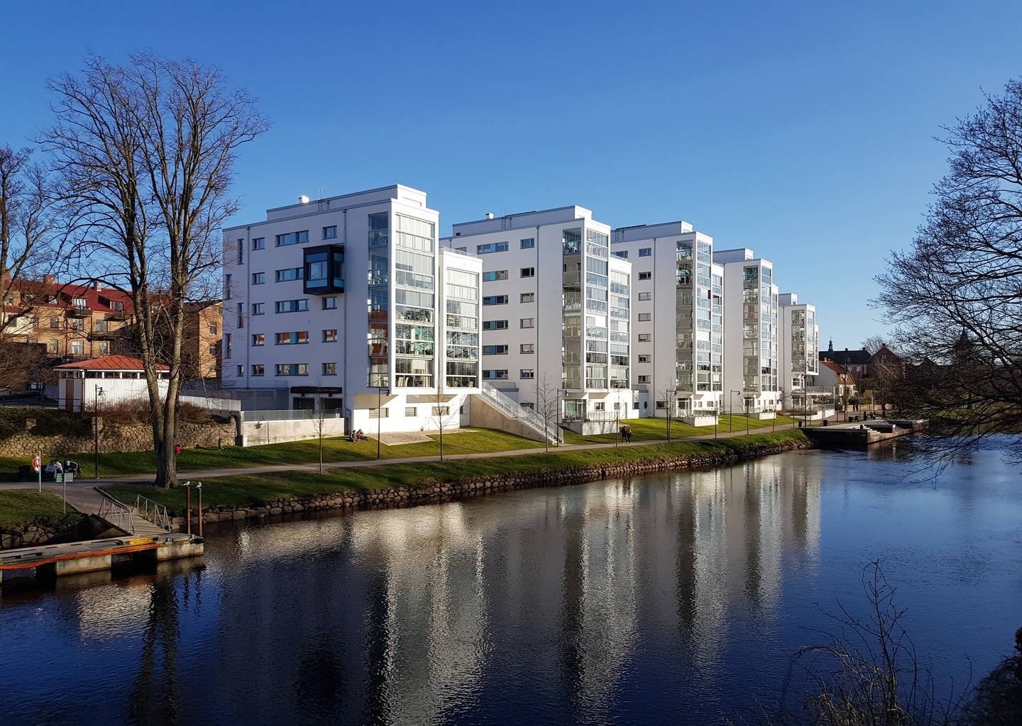 Lägenhetshus längs Rönne å i Ängelholm