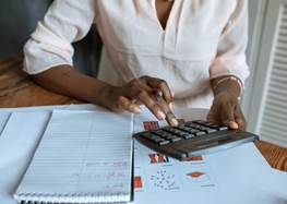 Person som använder miniräknare