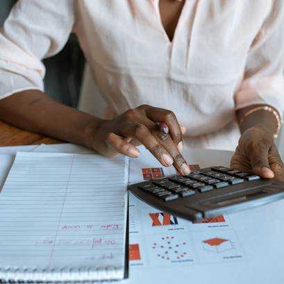 Person som använder miniräknare