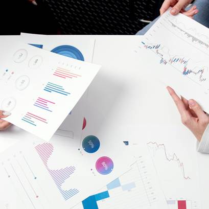 Person håller i dokument med staplar på