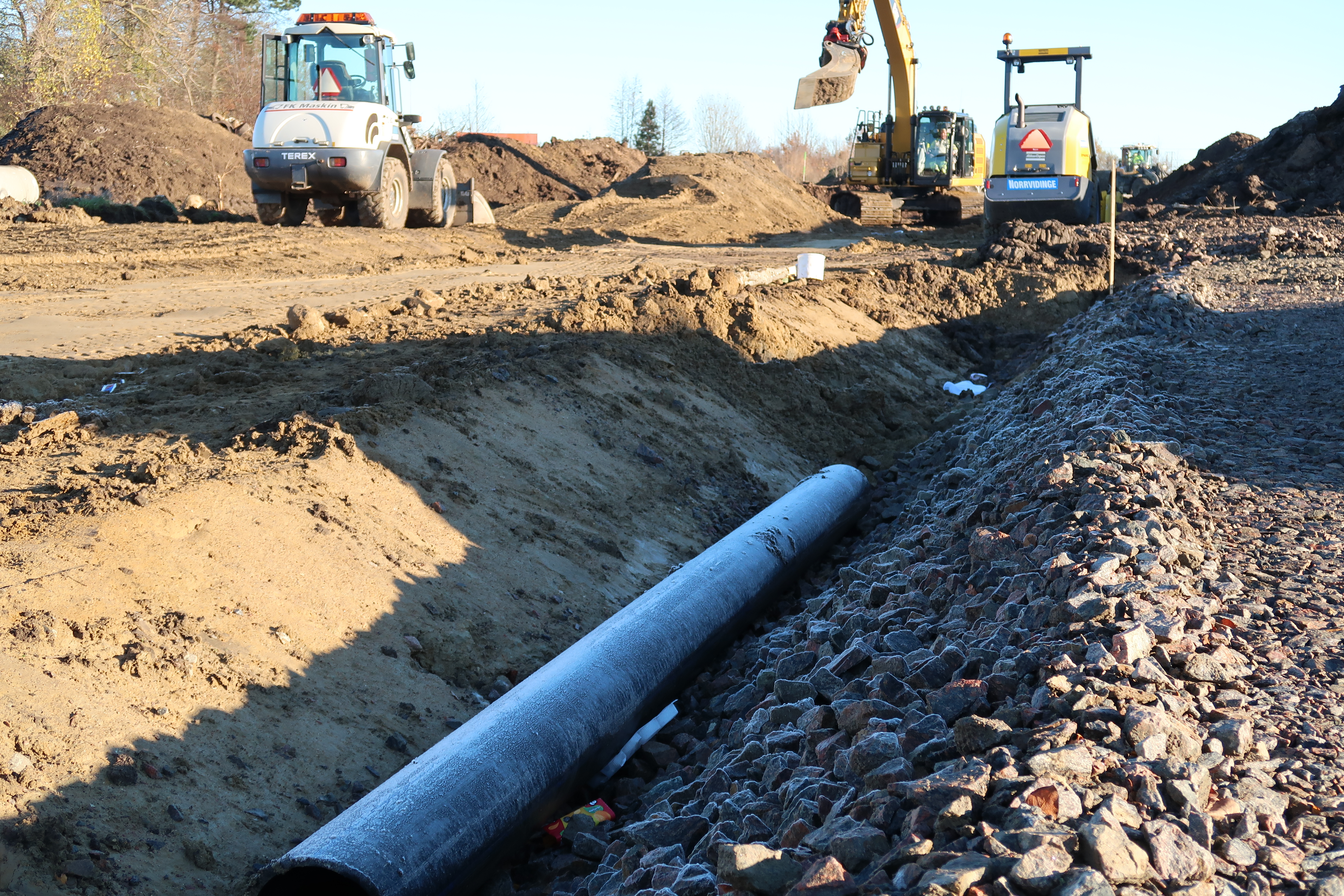 Flera maskiner gräver jord