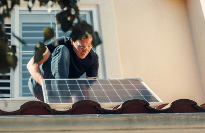 Man installerar solceller